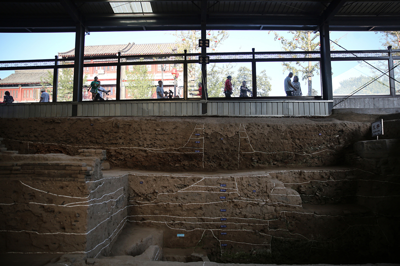 2019年9月7日，人們透過(guò)玻璃幕墻看開元寺南廣場(chǎng)遺址考古現(xiàn)場(chǎng)。