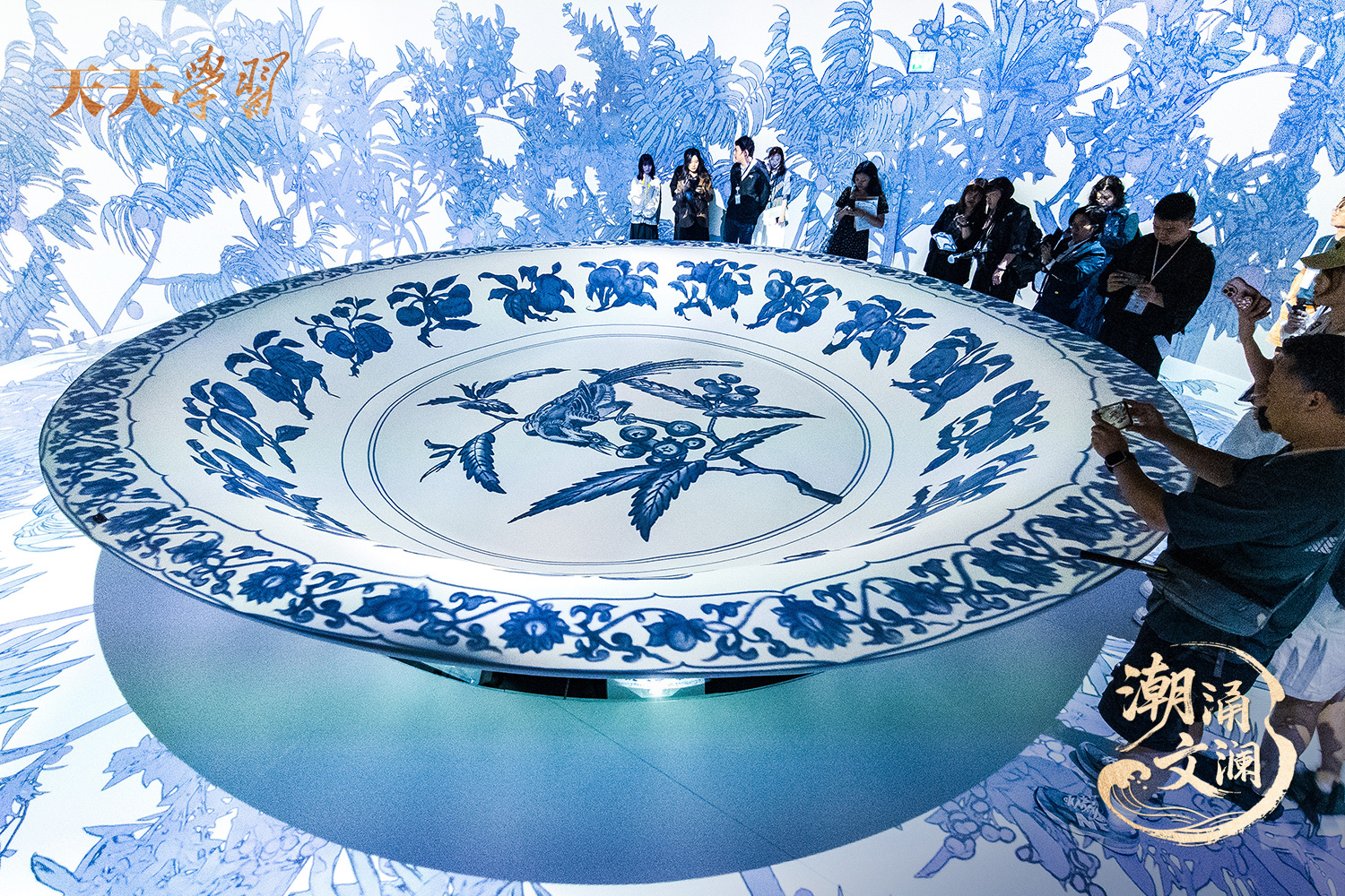 2025年5月13日，“‘紋’以載道——故宮博物院沉浸式數(shù)字體驗展”亮相香港故宮文化博物館。