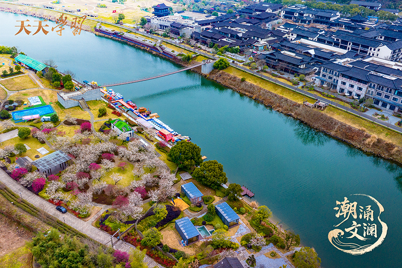 2025年2月17日，浙江紹興，嵊州市越劇小鎮(zhèn)和濕地公園梅花盛開(kāi)。