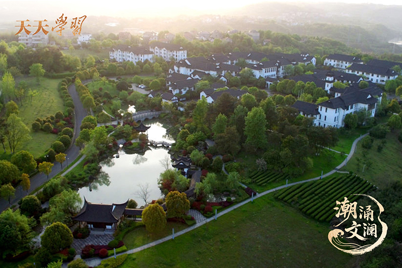 如今，越劇不僅活躍在嵊州人日常生活的一個(gè)個(gè)角落，也深深烙印在嵊州人的精神血脈之中。圖為古色古香的嵊州越劇藝術(shù)學(xué)校。