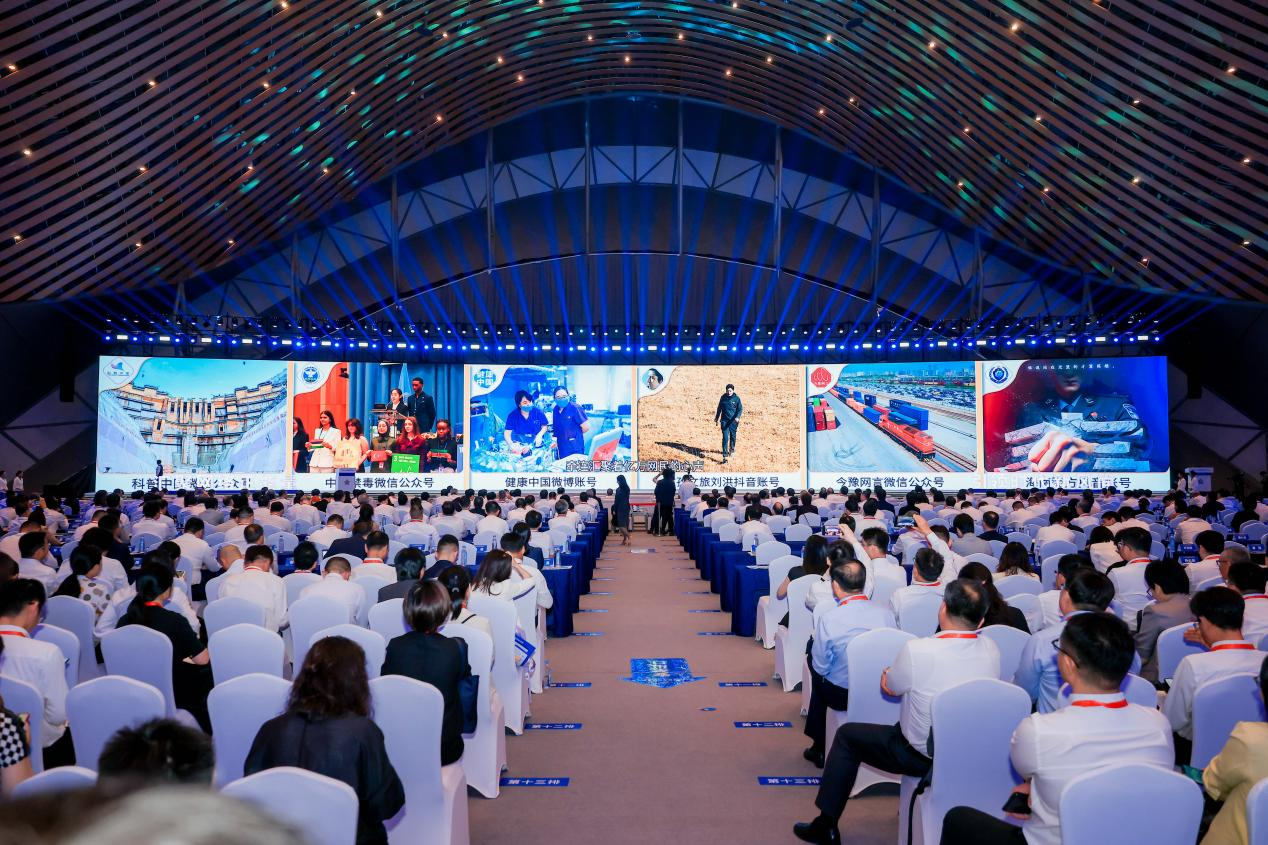 2025年中國(guó)網(wǎng)絡(luò)文明大會(huì)《走好網(wǎng)上群眾路線百個(gè)成績(jī)突出賬號(hào)推選活動(dòng)成果》發(fā)布現(xiàn)場(chǎng)。