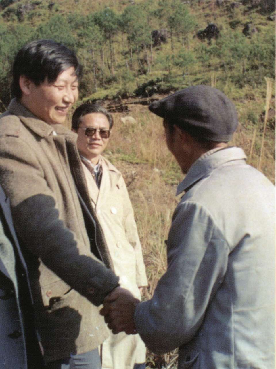 1989年1月，習(xí)近平到周寧縣走訪種林專業(yè)戶。（圖源：《習(xí)近平在寧德》）