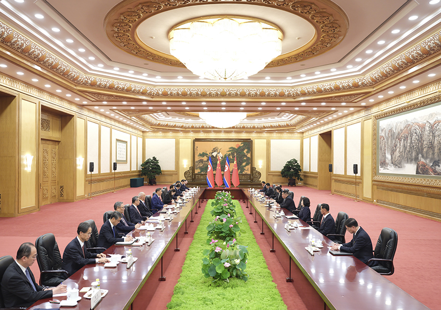 9月4日晚，中共中央總書記、國家主席習(xí)近平在北京人民大會(huì)堂同來華出席紀(jì)念中國人民抗日戰(zhàn)爭(zhēng)暨世界反法西斯戰(zhàn)爭(zhēng)勝利80周年活動(dòng)的朝鮮勞動(dòng)黨總書記、國務(wù)委員長金正恩舉行會(huì)談。