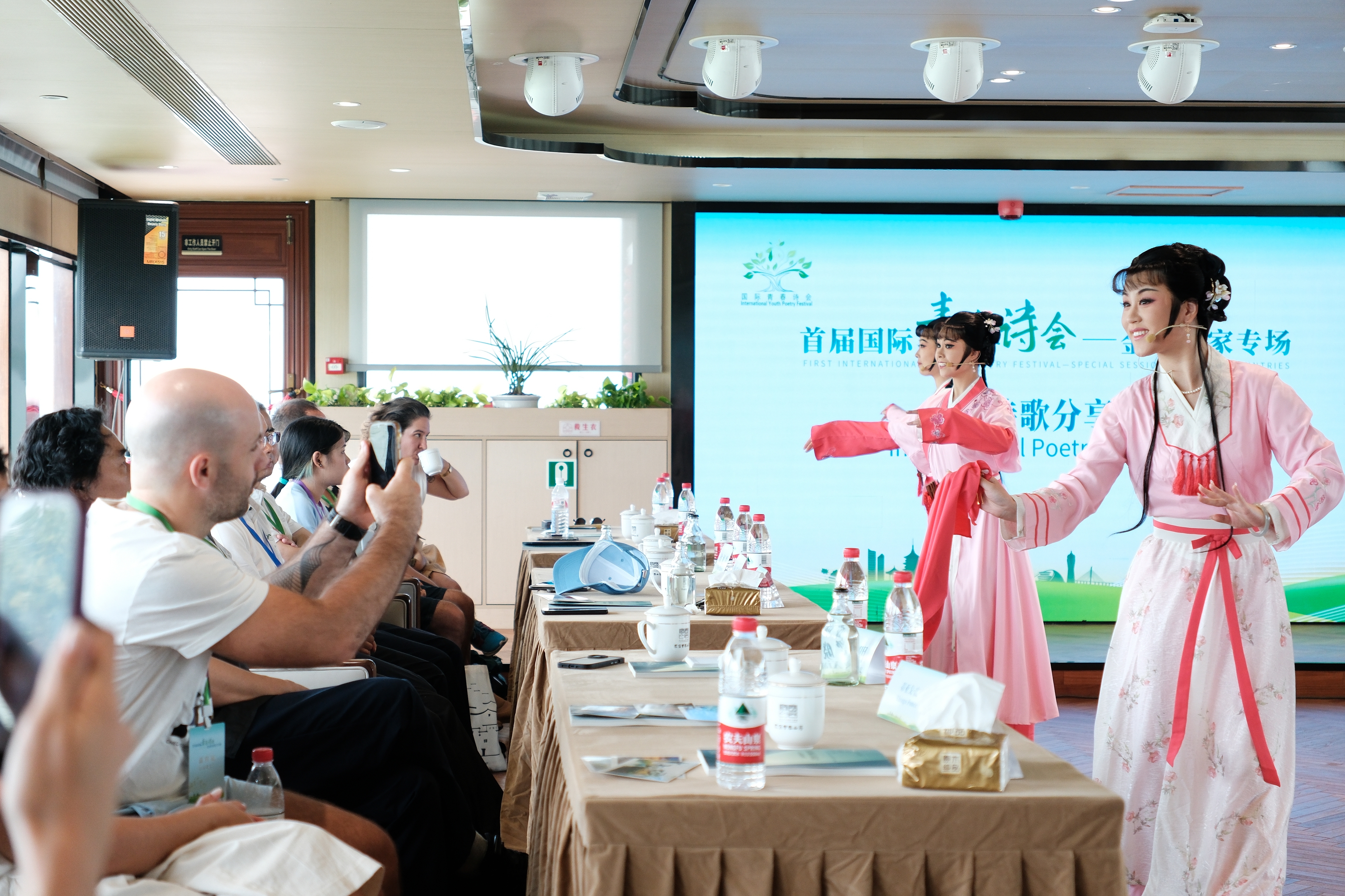 2024年7月21日，浙江杭州，金磚國(guó)家外國(guó)友人欣賞越劇《富陽(yáng)新曲》。