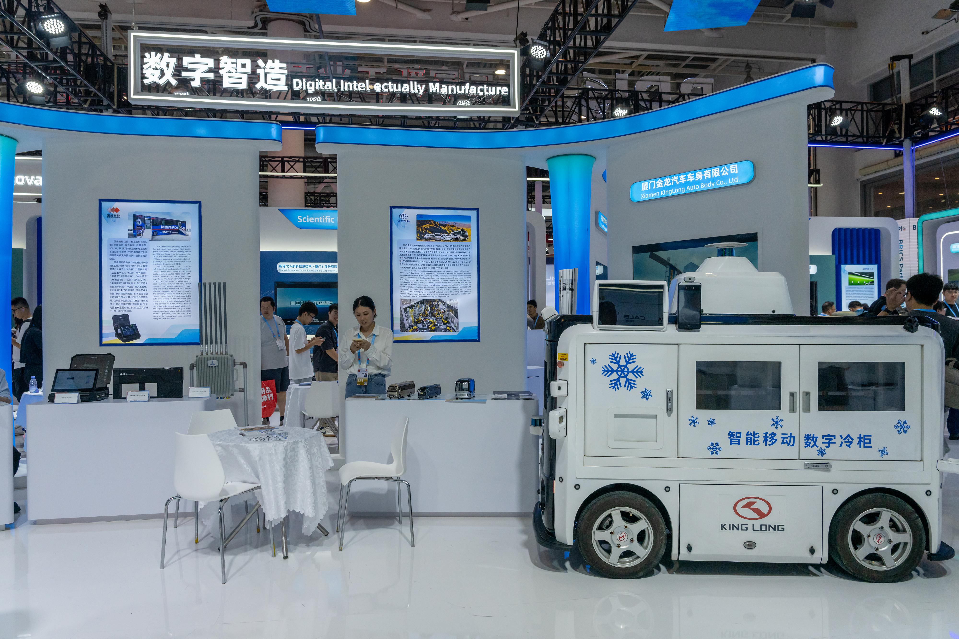 2024年9月9日，福建廈門(mén)，觀眾在金磚國(guó)家新工業(yè)革命伙伴關(guān)系創(chuàng)新基地展位參觀、洽談。