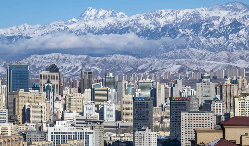 天山腳下的烏魯木齊市城區(qū)一角。