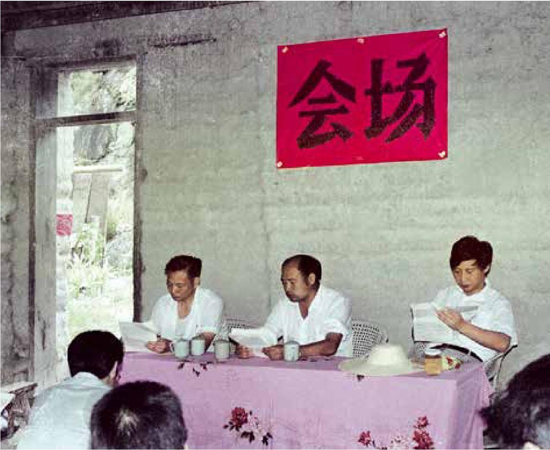 1989年7月，習(xí)近平在壽寧縣下黨鄉(xiāng)召開現(xiàn)場辦公會。