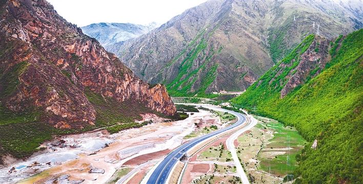 G4218林芝至拉薩高等級公路加色段在大山深處延伸。_jpg.jpg