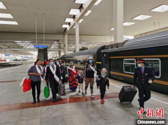 圖為拉薩車站工作人員為西藏先心病患兒和陪同人員提供“綠色”接力幫扶，并開通了專門通道，讓他們快速進站上車。拉薩車站 供圖