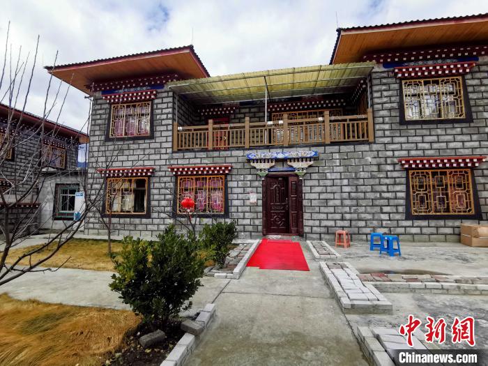 圖為林芝米林縣羌納鄉(xiāng)西嘎村村民家家戶戶發(fā)展庭院經(jīng)濟(jì)，院內(nèi)種滿了各種果樹。　趙延 攝