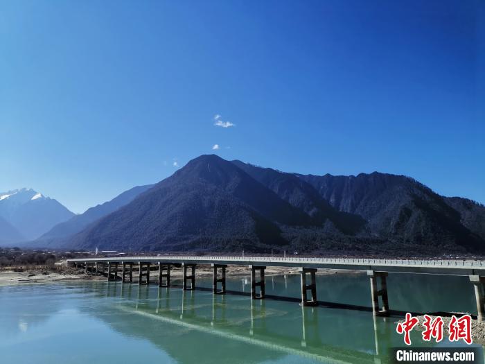 圖為現(xiàn)在已經(jīng)通車的魯霞大橋?！≮w延 攝