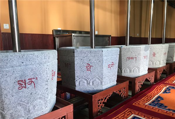 圖為藏醫(yī)院的藏藥加工地。.png