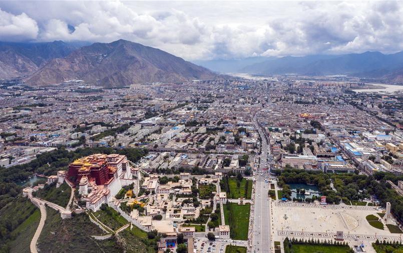 鳥瞰拉薩古城（8月10日無人機拍攝）。新華社記者 李鑫 攝.jpg