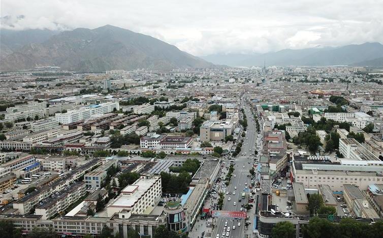 8月10日無人機(jī)拍攝的拉薩城市一景。新華社記者 王益亮 攝.jpg