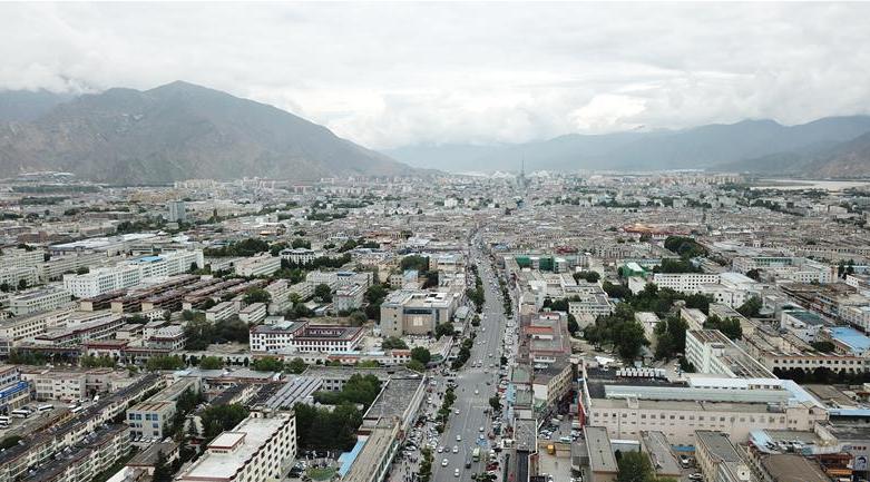 8月10日無人機拍攝的拉薩城市一景。新華社記者 王益亮 攝.jpg