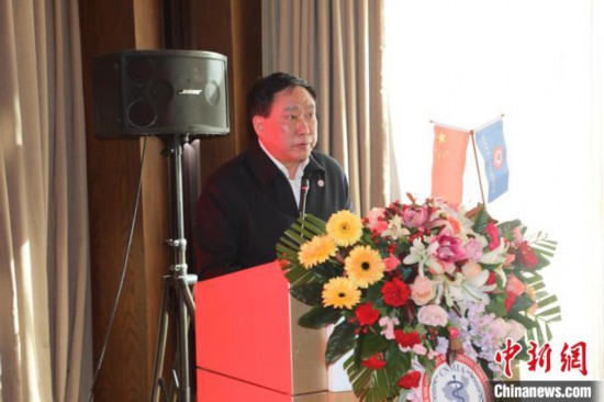 圖為中國(guó)非公立醫(yī)療機(jī)構(gòu)協(xié)會(huì)常務(wù)副會(huì)長(zhǎng)兼秘書長(zhǎng)郝德明致辭?！№n相澤 攝