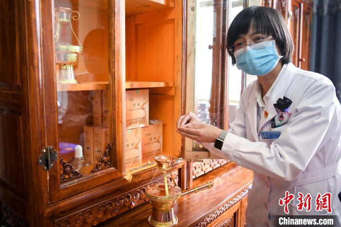 湖南中醫(yī)藥大學第一附屬醫(yī)院外治科援藏醫(yī)生譚濤介紹中醫(yī)和藏醫(yī)向結(jié)合的霍爾麥療法。　楊華峰 攝