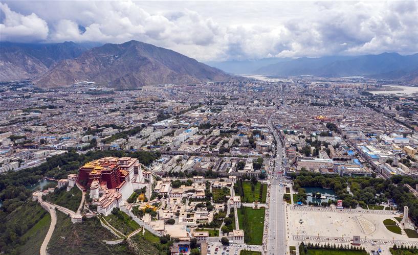 鳥瞰拉薩古城??8??10日無人機拍攝)???新華社記??? 李鑫 ??.jpg