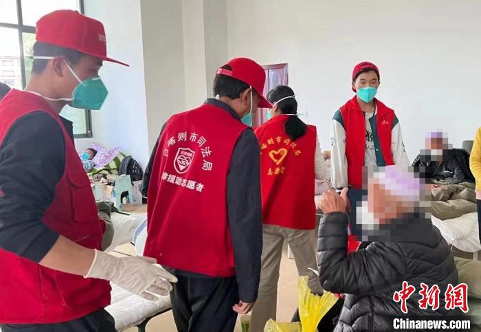 圖為得到妥善安置周到的服務(wù)，患者向志愿者豎起大拇指?！∪湛t市委宣傳部供圖