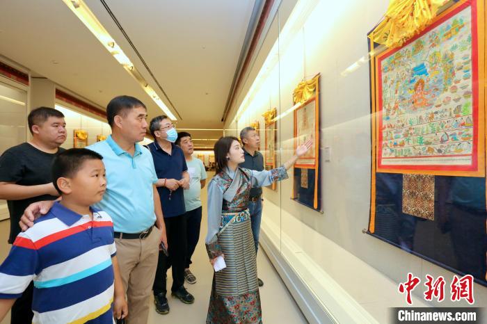 “藏韻瑰寶”藏醫(yī)四部醫(yī)典唐卡珍品展現(xiàn)場?！⒖∩n 攝