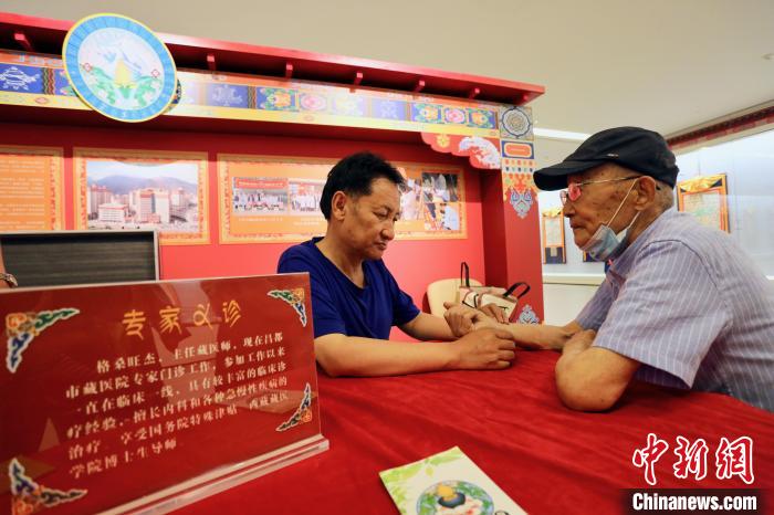 “藏韻瑰寶”藏醫(yī)四部醫(yī)典唐卡珍品展在天津美術(shù)館展出，展覽現(xiàn)場藏醫(yī)專家義診受歡迎?！⒖∩n 攝