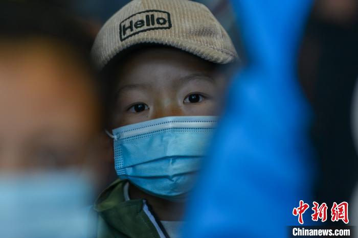 醫(yī)生介紹，孩子們治療后再遵醫(yī)囑服用一段時間藥物后，便可康復?！〗w波 攝