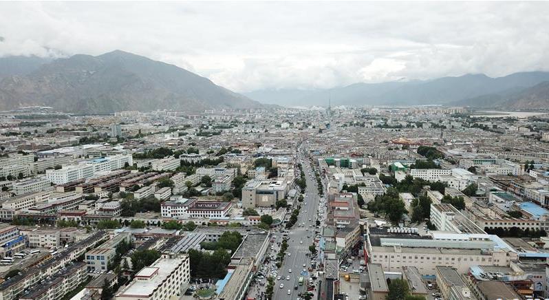 8月10日無人機(jī)拍攝的拉薩城市一景。新華社記者 王益亮 攝.jpg