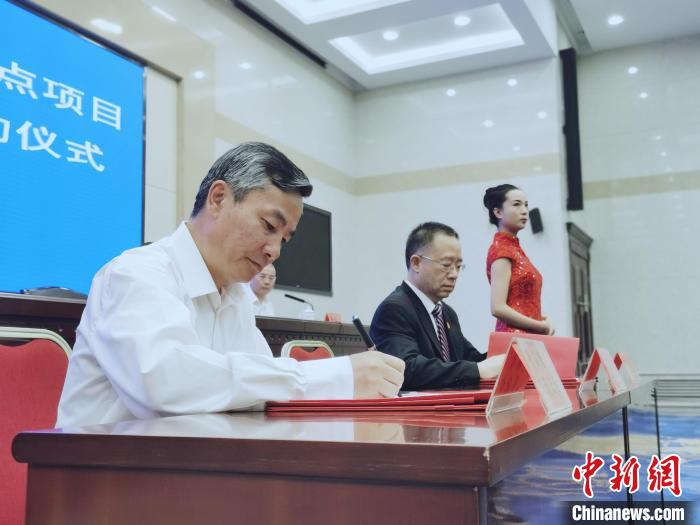 圖為青海省副省長匡湧(左)簽訂合作共建區(qū)域醫(yī)療中心框架協(xié)議。　張?zhí)砀?攝