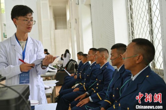 圖為研究團(tuán)隊(duì)成員登記消防員信息?！≮w朗 攝