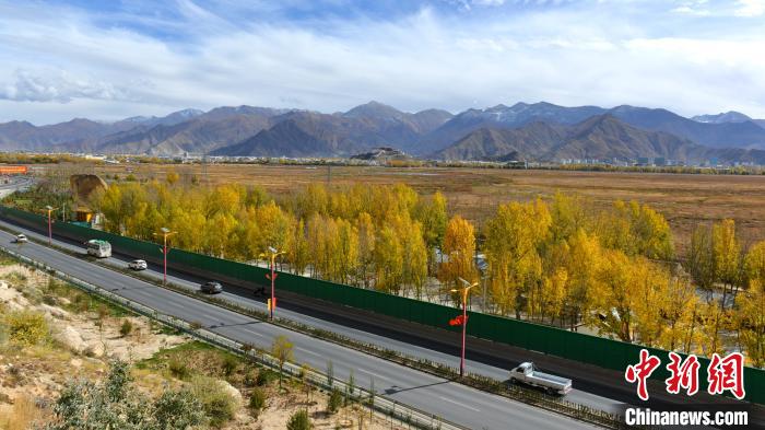 從拉薩北面看拉魯濕地和布達拉宮。　江飛波 攝