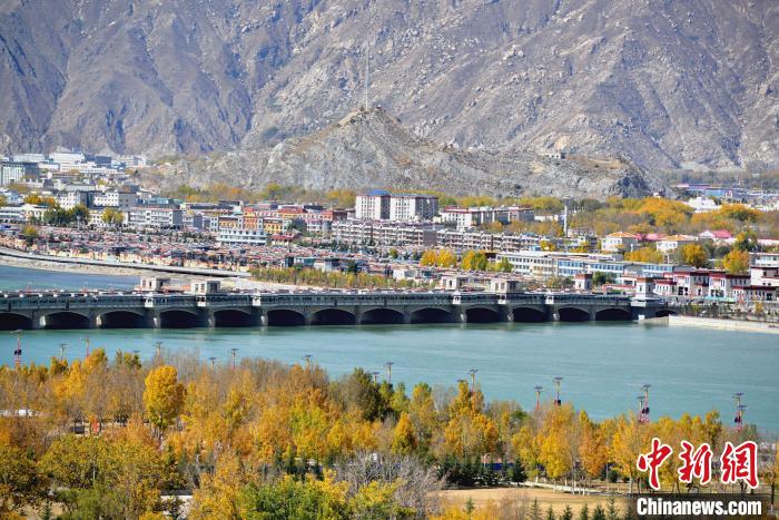 10月25日，被秋色點綴的拉薩河?！〗w波 攝