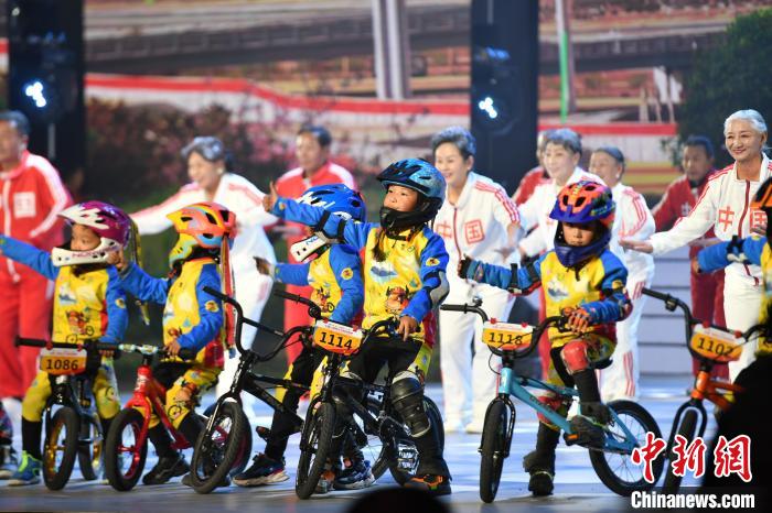 圖為拉薩市春節(jié)藏歷新年聯(lián)歡晚會(huì)錄制現(xiàn)場(chǎng)?！∝暩聛?lái)松 攝