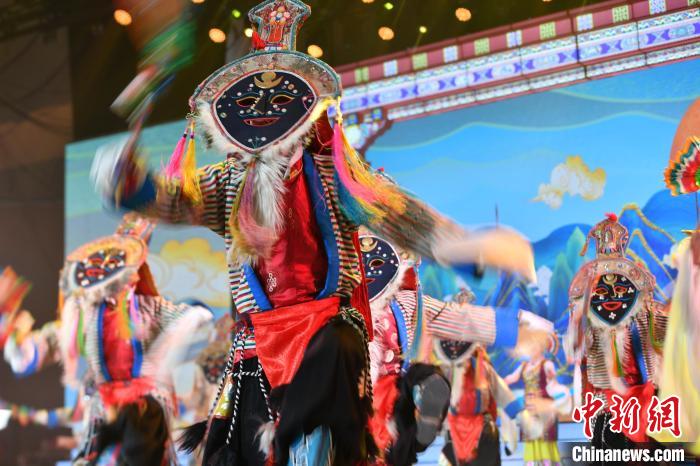 圖為演員在聯(lián)歡晚會(huì)上表演?！∝暩聛?lái)松 攝