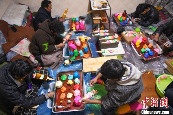 圖為拉薩手藝人制作年貨酥油花。　貢嘎來(lái)松 攝