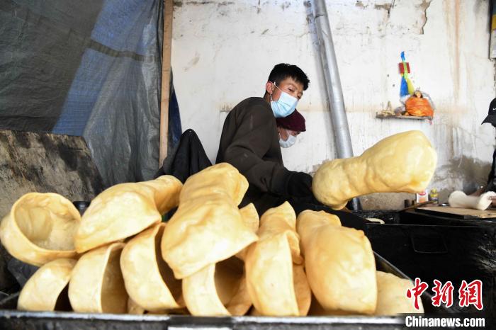 圖為拉薩手藝人制作藏歷新年供品“德卡”?！∝暩聛?lái)松 攝