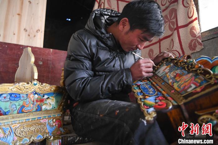 圖為拉薩手藝人制作年貨“切瑪盒”?！∝暩聛?lái)松 攝