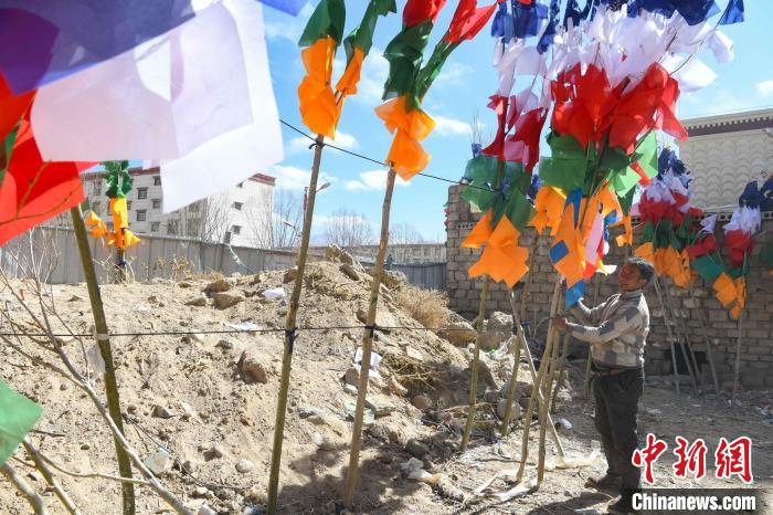 圖為拉薩街頭出售的五彩經(jīng)幡?！∝暩聛?lái)松 攝