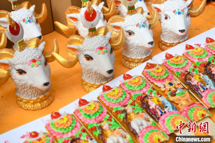 圖為拉薩市場(chǎng)上待售的吉祥羊頭?！∝暩聛硭?攝