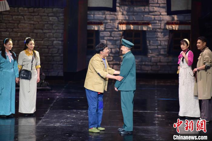 圖為西藏本土話劇《八廓街北院》演出現(xiàn)場(chǎng)。　劉瑤 攝