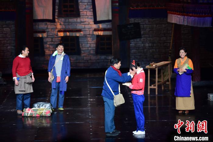 圖為西藏本土話劇《八廓街北院》演出現(xiàn)場?！∝暩聛硭?攝