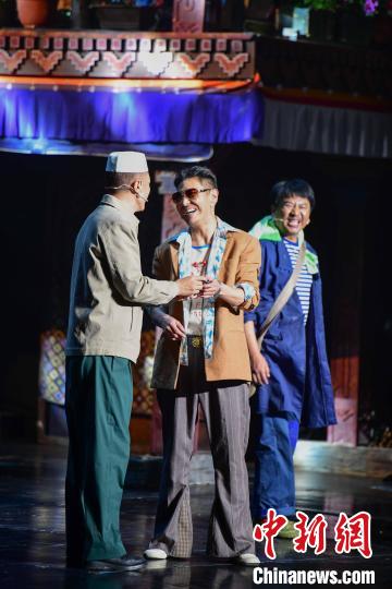 圖為西藏本土話劇《八廓街北院》演出現(xiàn)場?！∝暩聛硭?攝