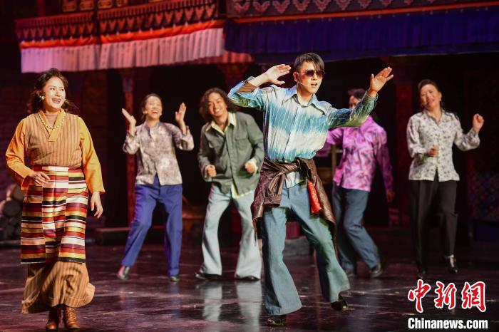 圖為西藏本土話劇《八廓街北院》演出現(xiàn)場?！?攝