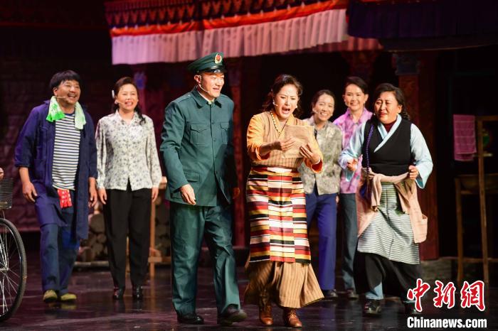 圖為西藏本土話劇《八廓街北院》演出現(xiàn)場?！∝暩聛硭?攝