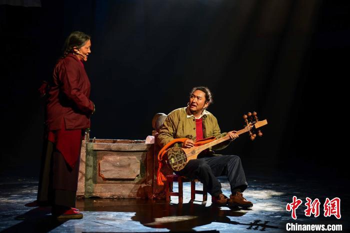 圖為西藏本土話劇《八廓街北院》演出現(xiàn)場?！∝暩聛硭?攝