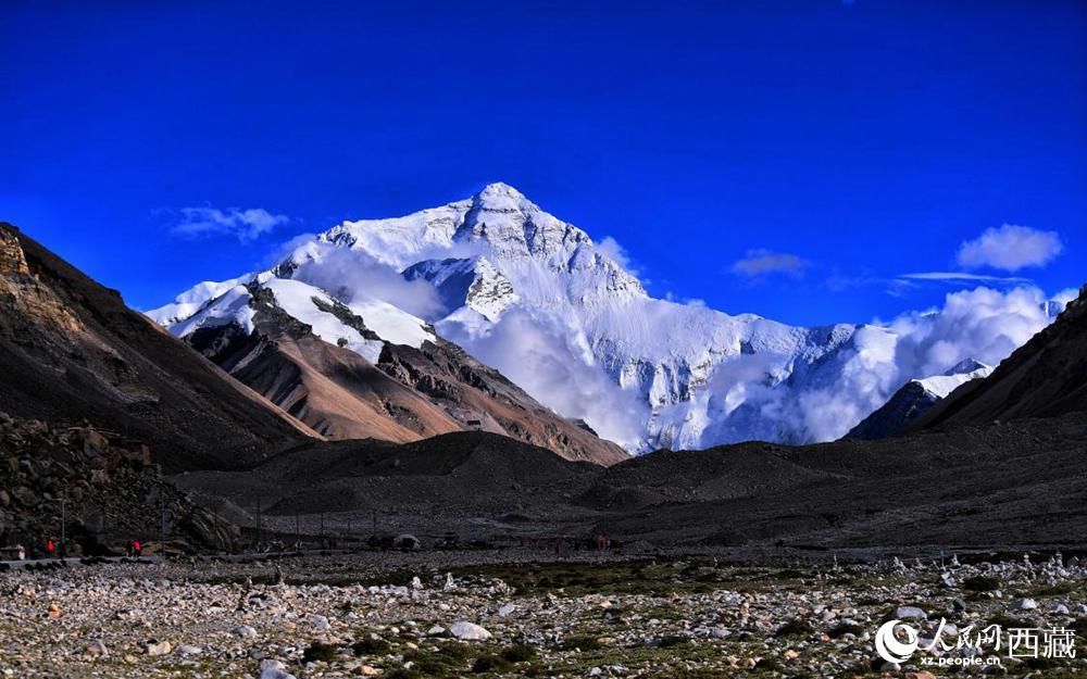 遠(yuǎn)眺珠穆朗瑪峰。