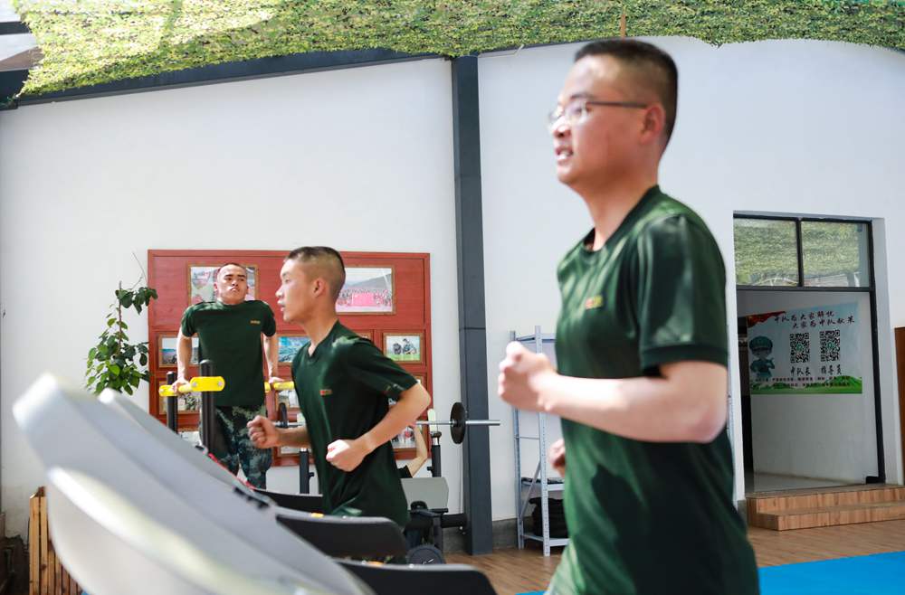 官兵正在新配發(fā)的跑步機(jī)上運(yùn)動(dòng)。
