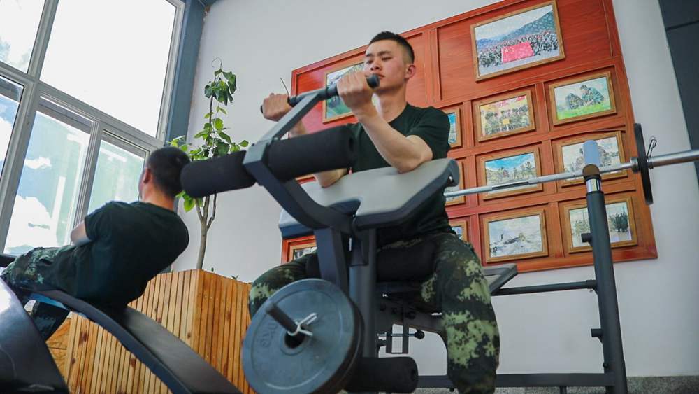 官兵正在陽(yáng)光棚內(nèi)自我健身。