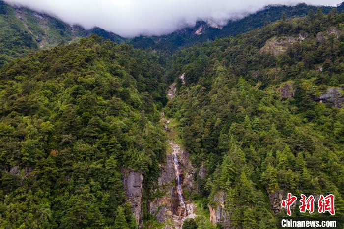 勒布溝的瀑布?！〗w波 攝