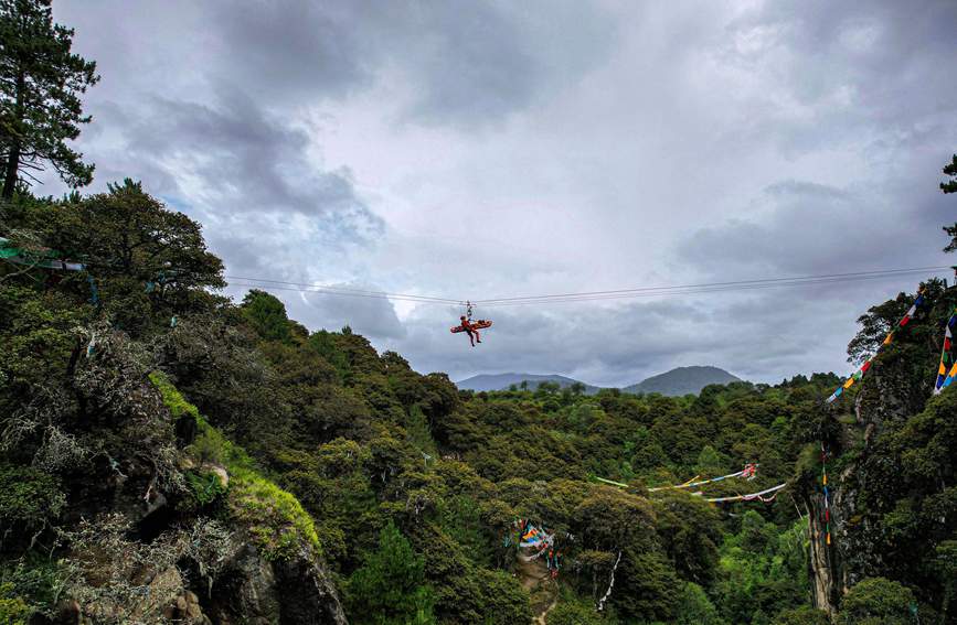 救援實(shí)戰(zhàn)訓(xùn)練中，消防員在云中漫步。西繞拉翁攝