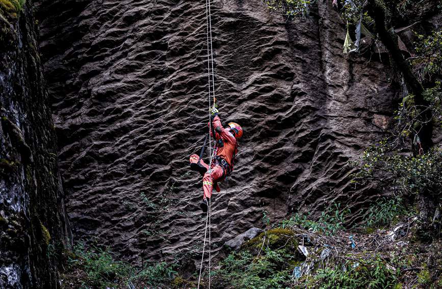 救援實(shí)戰(zhàn)訓(xùn)練中，消防員垂直攀爬。西繞拉翁攝